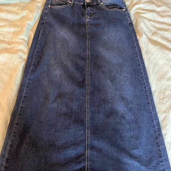 Chic Coral Women's Skirt - Picture 4 of 16